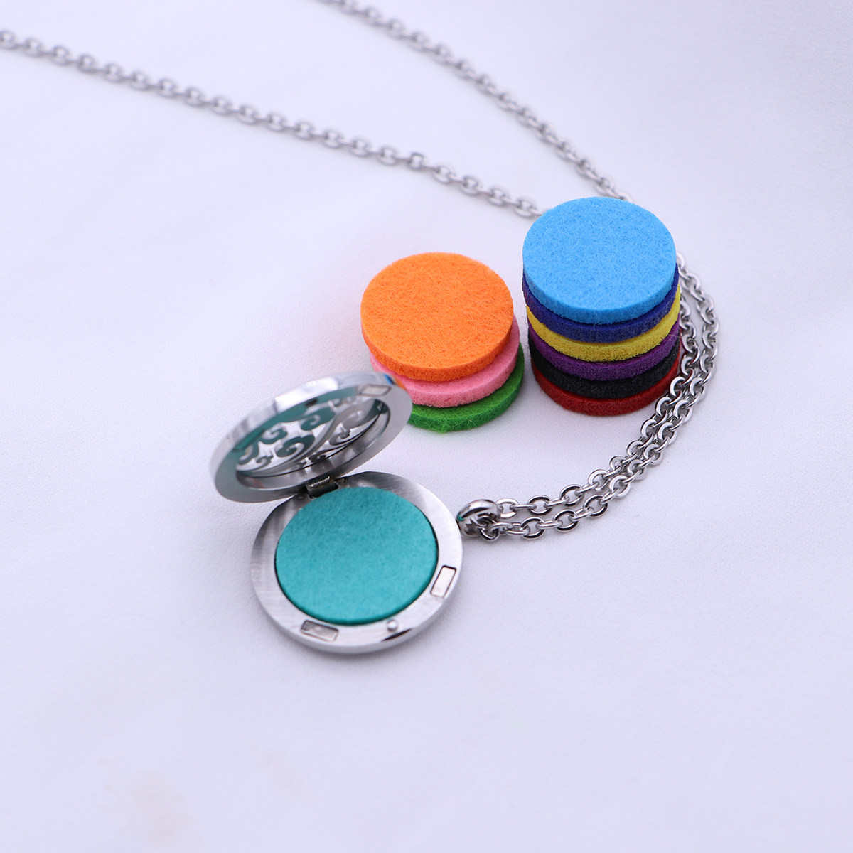 Diffuser Necklace Locket - สร้อยคอเครื่องกระจายกลิ่นหอม ชุดจี้ล็อกเก็ตอโรมาเธอราพี แผ่นเติม 10 สี สายสร้อยสีเงิน